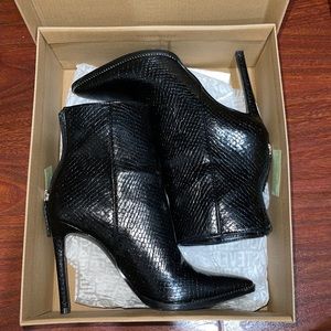 Steve Madden Odella Blk Snake bootie Size 7